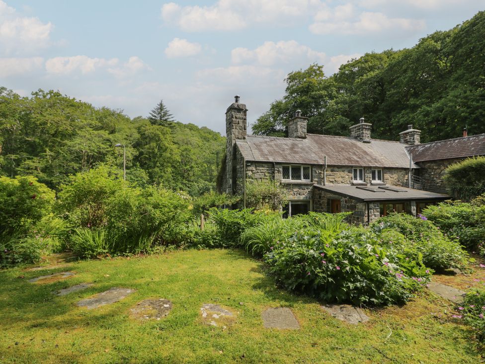 A house and garden at Glandwr Cottage Llanbedr
