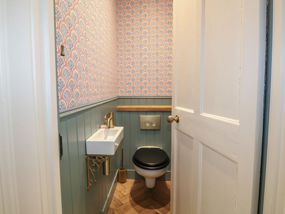A bathroom with a toilet and sink at Rectory Cottage in Chawton near Alton, Hampshire
