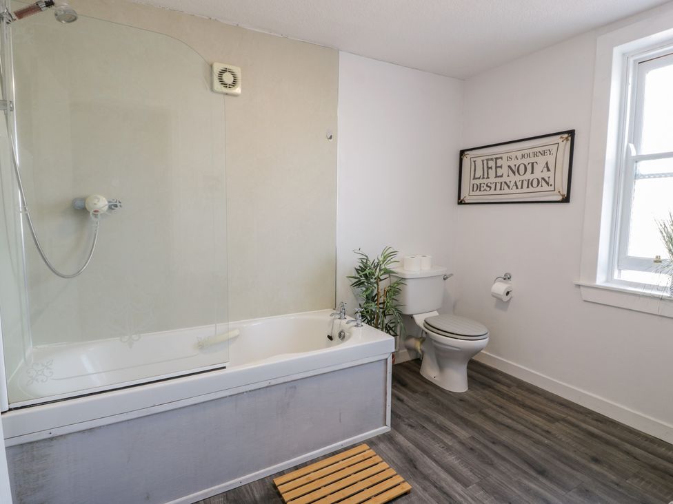 A bathroom featuring a bathtub, toilet, and washbasin at Fleet Townhouse, Castle Douglas