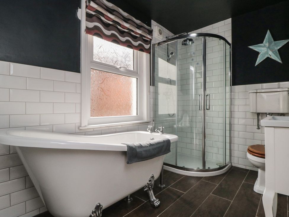 A bathroom containing a bathtub, shower, toilet, and sink at 1 Albion Place in Whitby