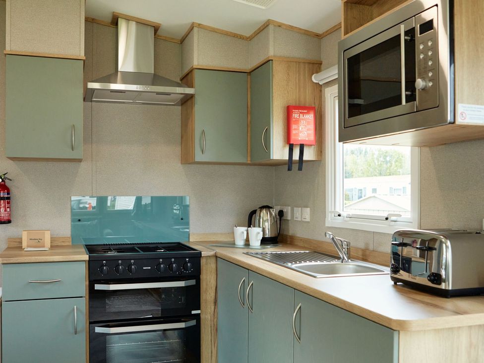 Silver 2 Bed Caravan  - Hayling Island - Hampshire - 1169544 - thumbnail photo 3