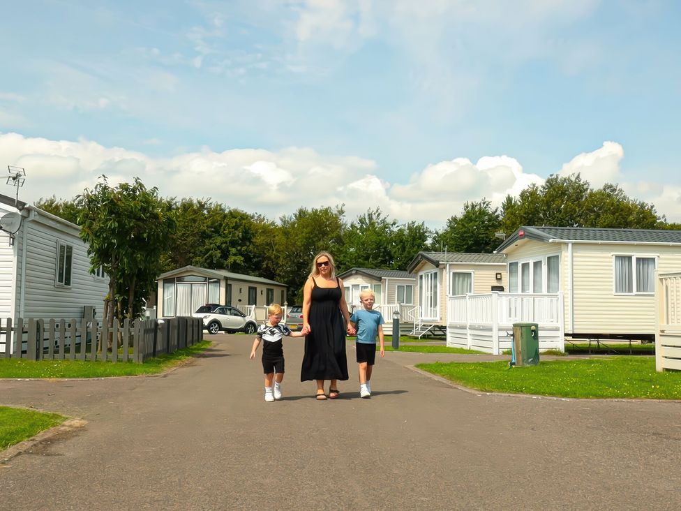 Silver 3 Bed Caravan - Hayling Island - Hampshire - 1169545 - thumbnail photo 10