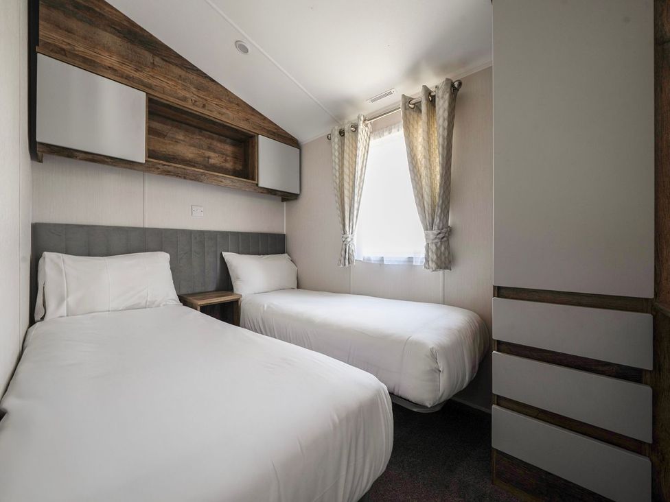 A bedroom with two single beds at Blue Flag Shores - Hayling Island