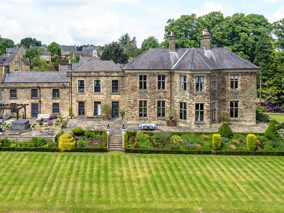 A house with garden and patio at Hallfield Hall Cottage in Shirland