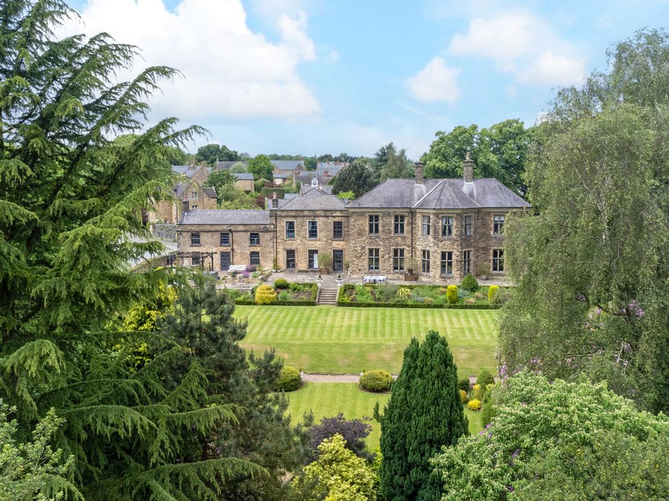 A house with garden and trees at Hallfield Hall Cottage Shirland