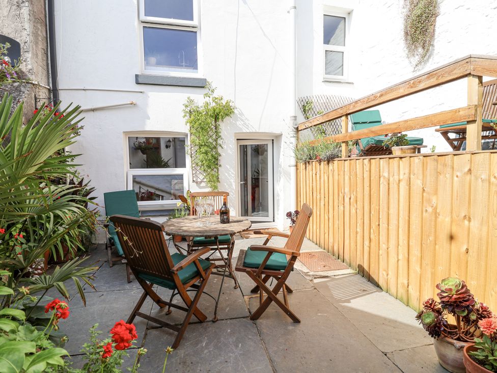 A garden with a table and chairs at Springfield in Kingsand