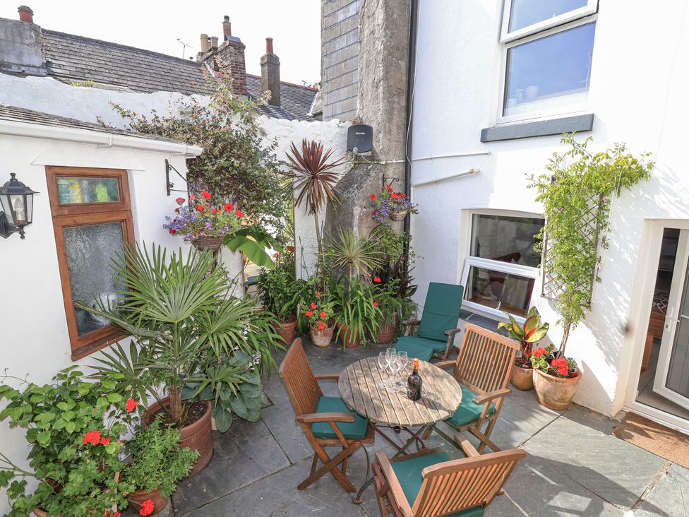 A garden area with a table and chairs at Springfield in Kingsand