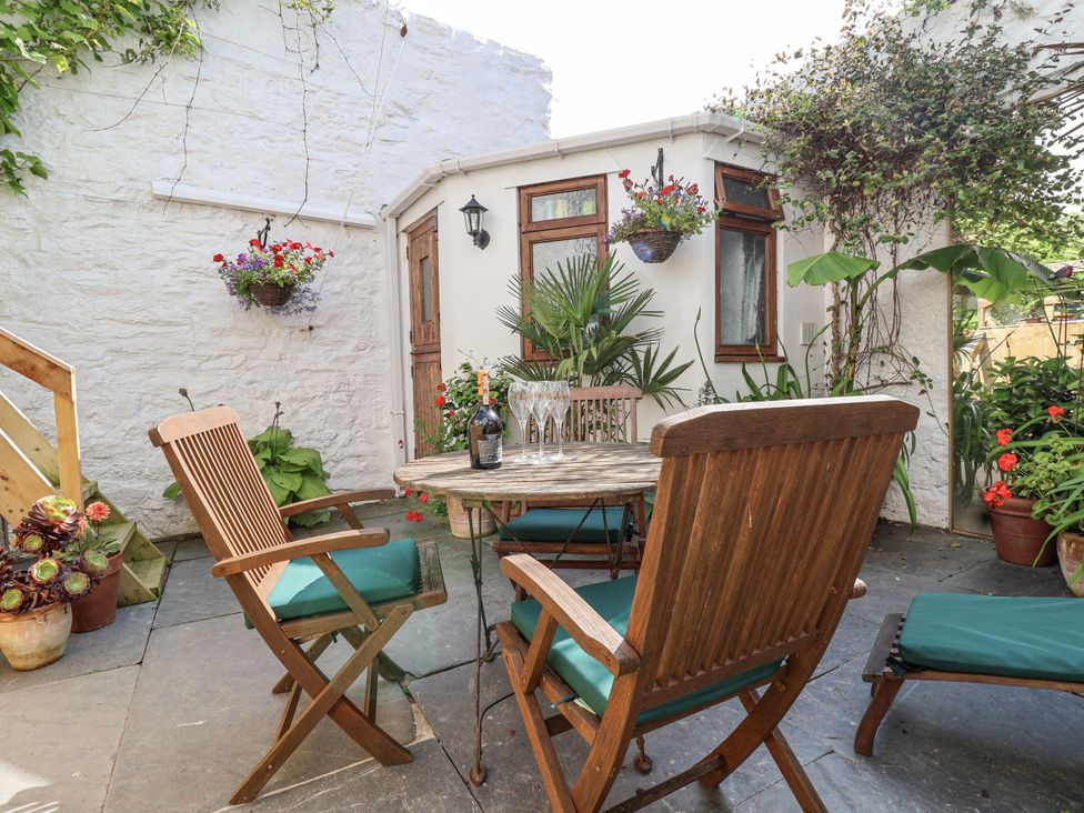 An outdoor garden with a table and chairs at Springfield in Kingsand