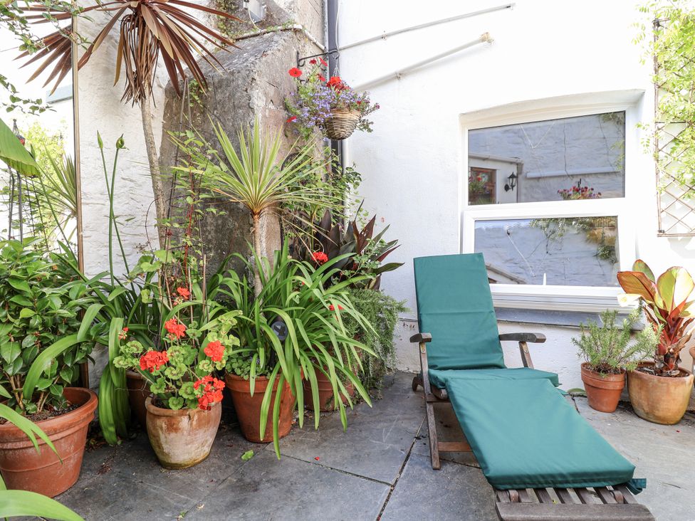 A garden area with potted plants and a chaise lounge at Springfield in Kingsand