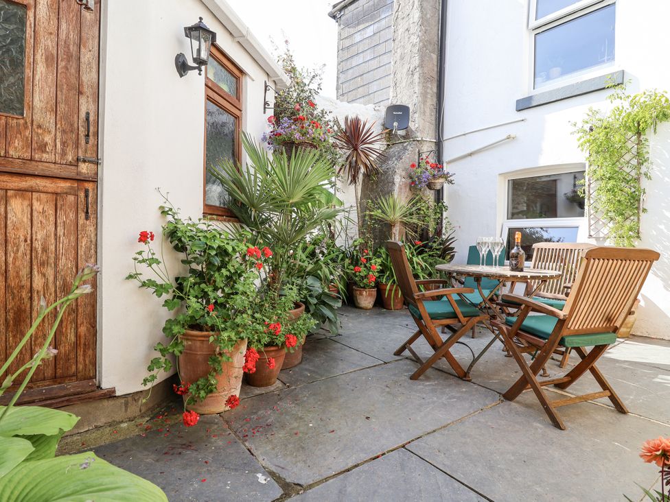 A garden area with seating and plants at Springfield in Kingsand