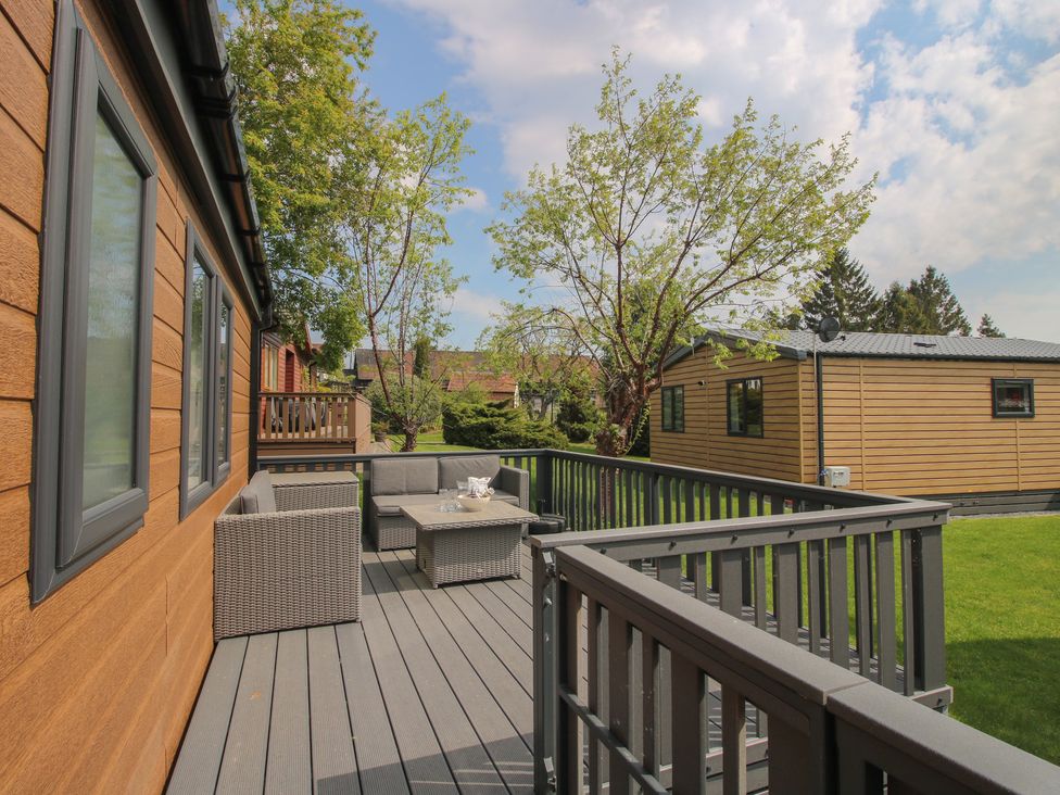 A deck with seating and a table at Peony in Eardisland