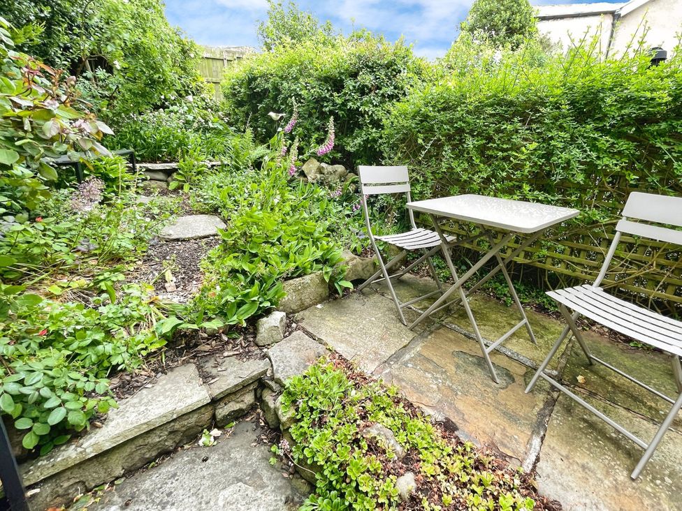 A garden with a table and chairs at 3 Chapel Square Brookhouse near Caton