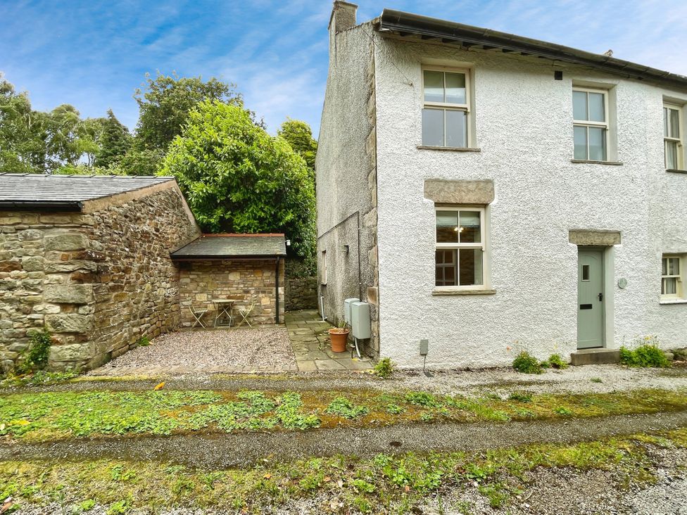 A house with a gravel area and garden at 3 Chapel Square Brookhouse near Caton