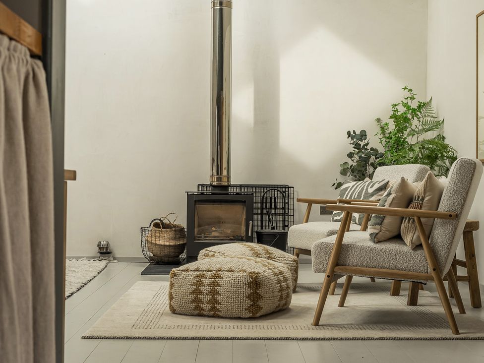A living room with furniture and plants at Grove Cottage Kington