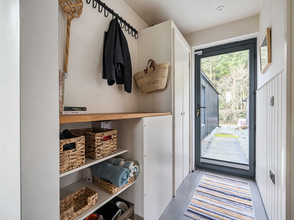 An entryway with a shelf and coat rack at Grove Cottage Kington