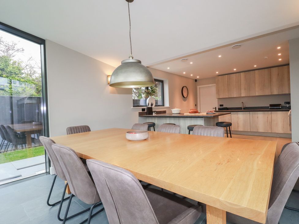 A dining room with a table and chairs at Harberton