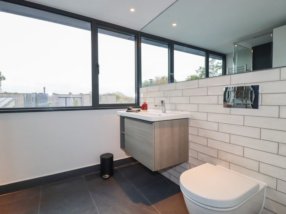 A bathroom with a sink and toilet at Harberton