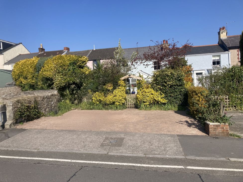 A house with garden and driveway at 5 Bed Cottage Mumbles in Mumbles