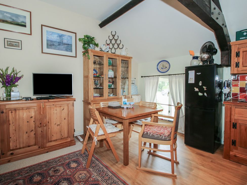 A dining room with a table and chairs at Heribert Cottage in Shrewsbury