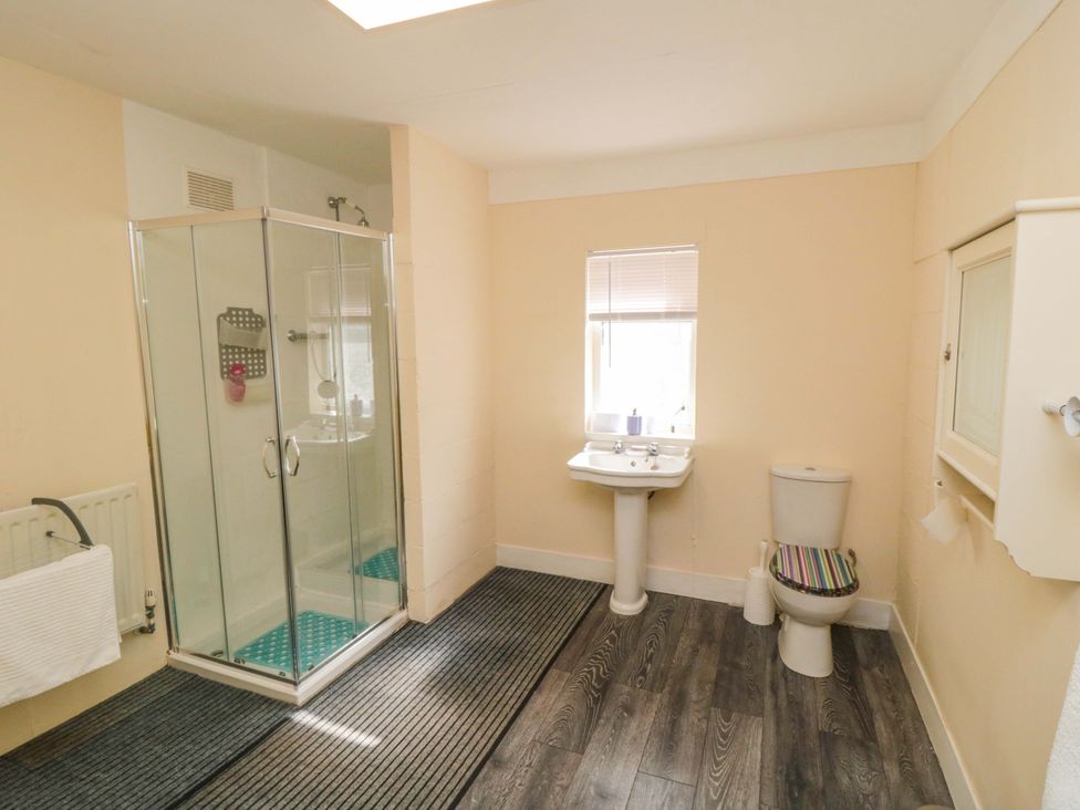 A bathroom with a shower, sink, and toilet at Grove Stables House in Yarm