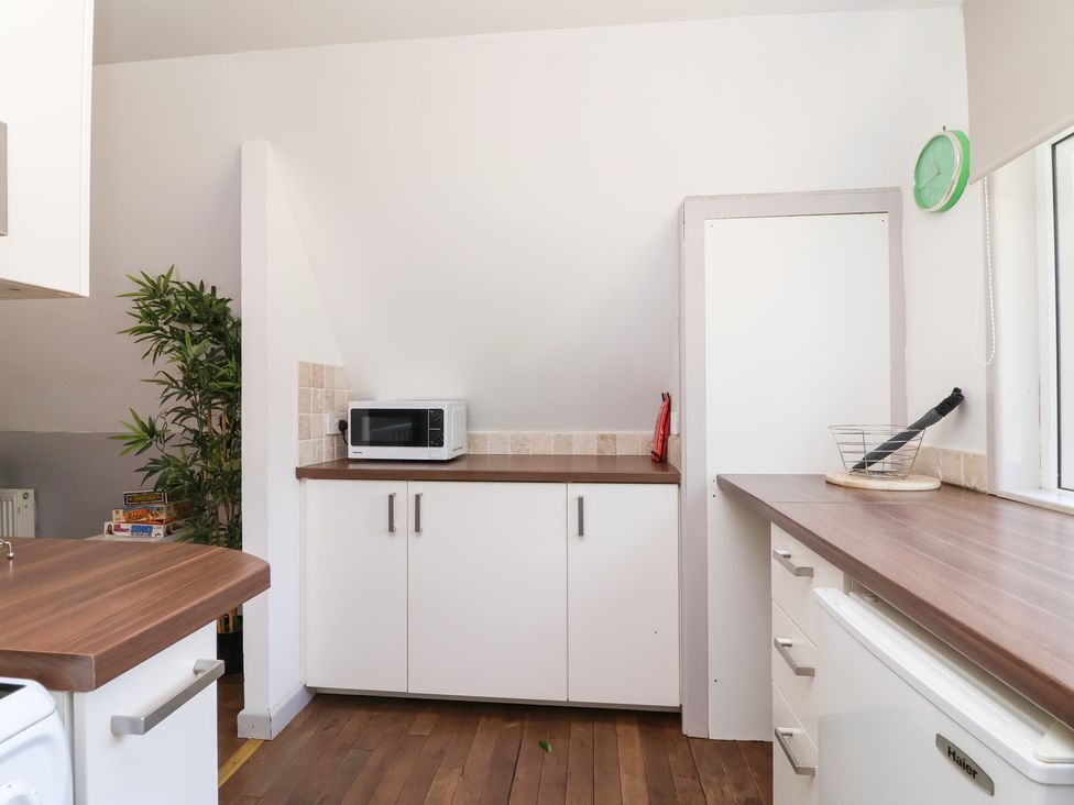 A kitchen with a microwave and kitchen units at Valley Lodge 37 in St Ann's Chapel, Cornwall