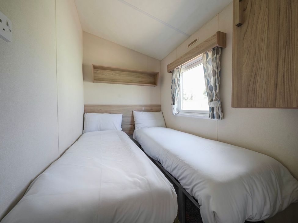 A bedroom with two single beds at Duckling Den - Billing Aquadrome