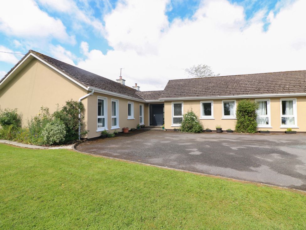 A house with a driveway and garden at Beech Lodge in Foulksmills, County Wexford