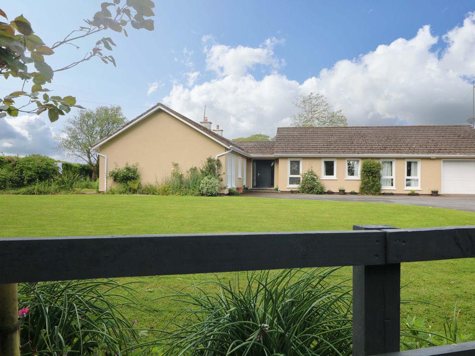 A house with a lawn and driveway at Beech Lodge in Foulksmills, County Wexford