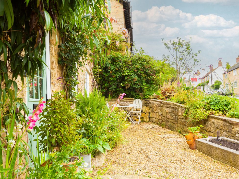 A garden with plants and a table at The Granary in Aberford