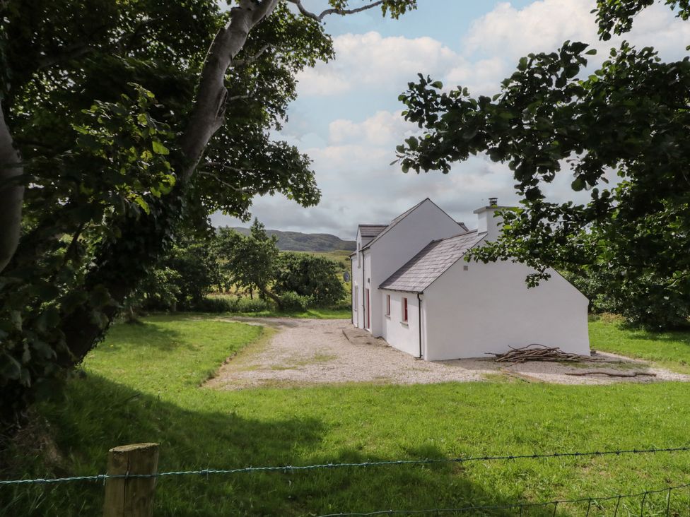 A house surrounded by grass and trees at Shane's Cottage in Falcarragh, County Donegal