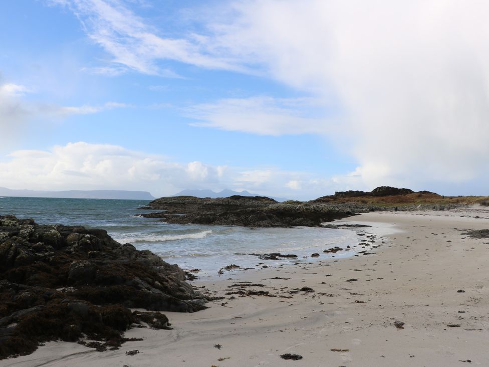 A beach with sand and rocks at Island View Lodge Back of Keppoch near Arisaig