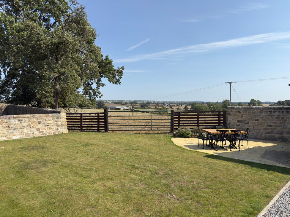 A garden with a table and chairs at Peace Cottage in Langton near Gainford