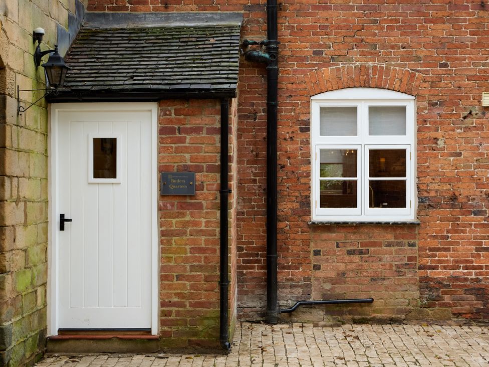 An entryway with a door and window at Butler's Quarters in Matlock