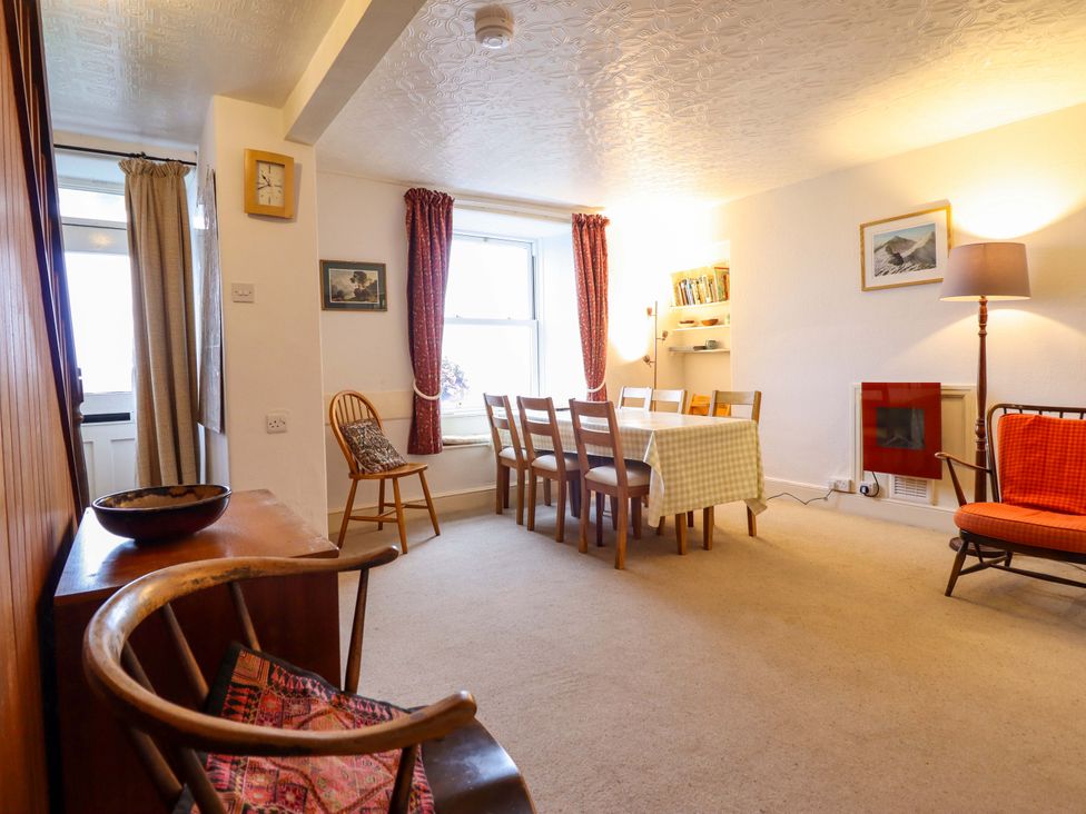A dining room with table and chairs at Garth Celyn in Porthmadog