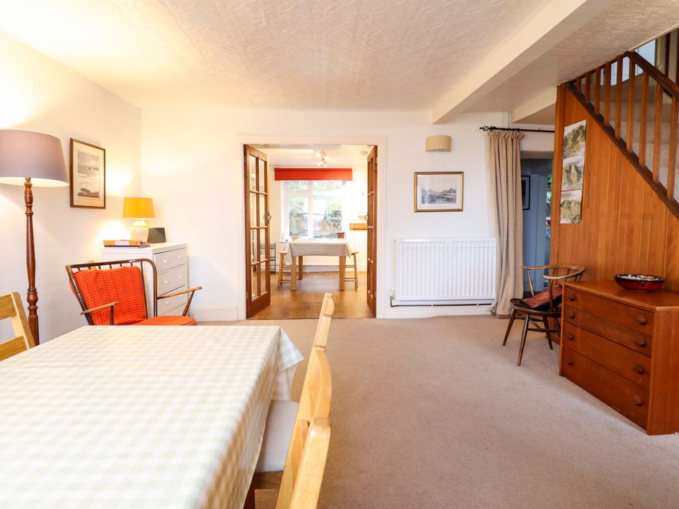 A dining room with a table and chairs at Garth Celyn in Porthmadog