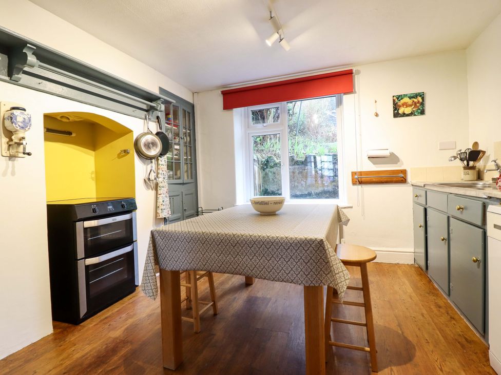 A kitchen with a table and chairs at Garth Celyn in Porthmadog