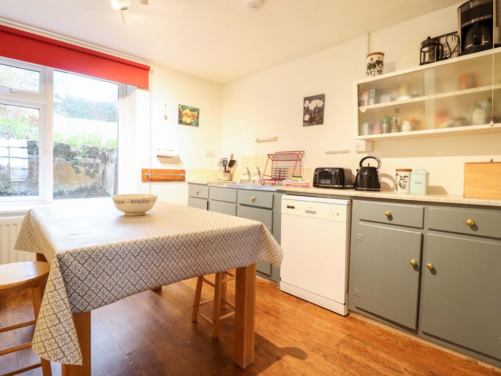 A kitchen with a table and chairs at Garth Celyn in Porthmadog