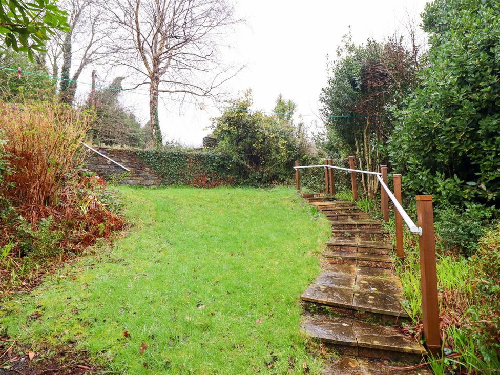 A garden with grass and stone steps at Garth Celyn in Porthmadog
