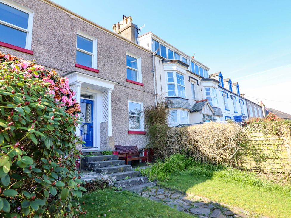 A house with steps and a garden at Garth Celyn in Porthmadog