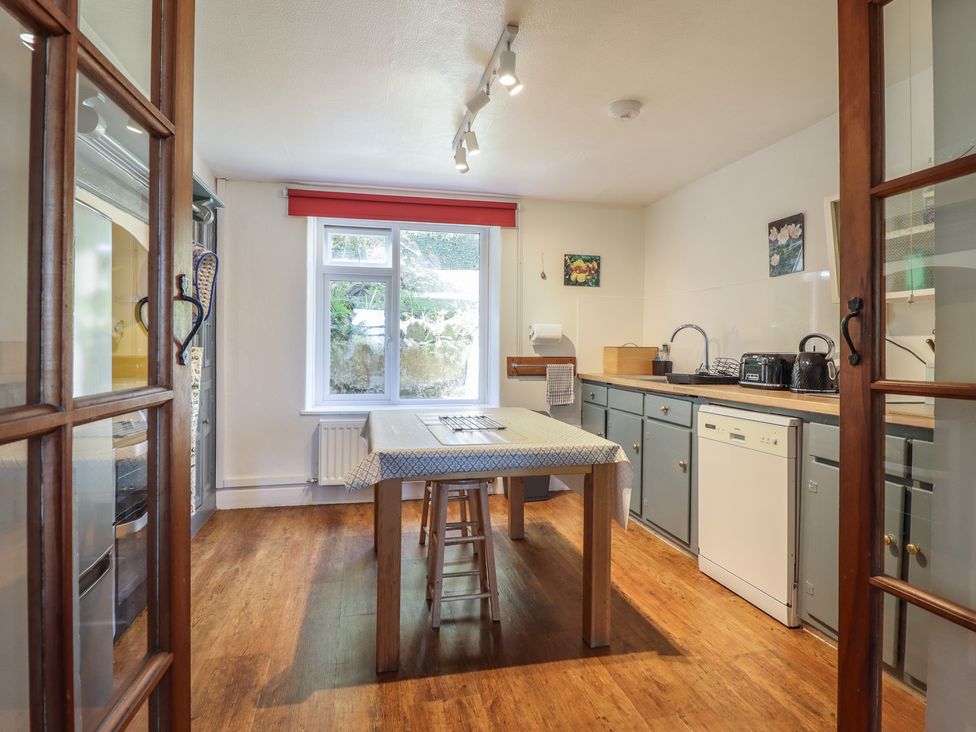 A kitchen with a table and chairs at Garth Celyn in Porthmadog