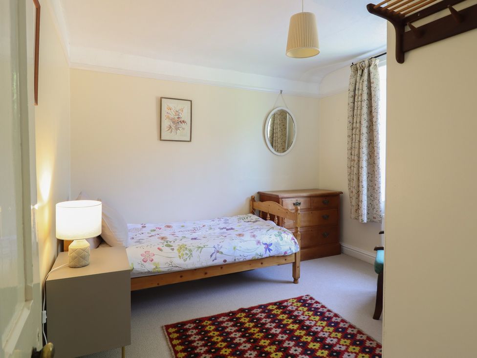 A bedroom with a bed and furniture at Garth Celyn in Porthmadog