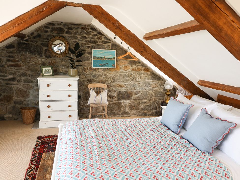 A bedroom with a bed and dresser at Kittiwake in Newlyn