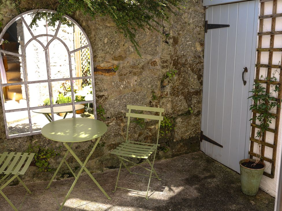 A garden area with a table and chairs at Kittiwake in Newlyn