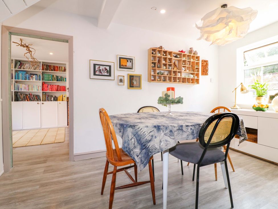 A dining room with a table and chairs at 83 Meeting Street in Quorn