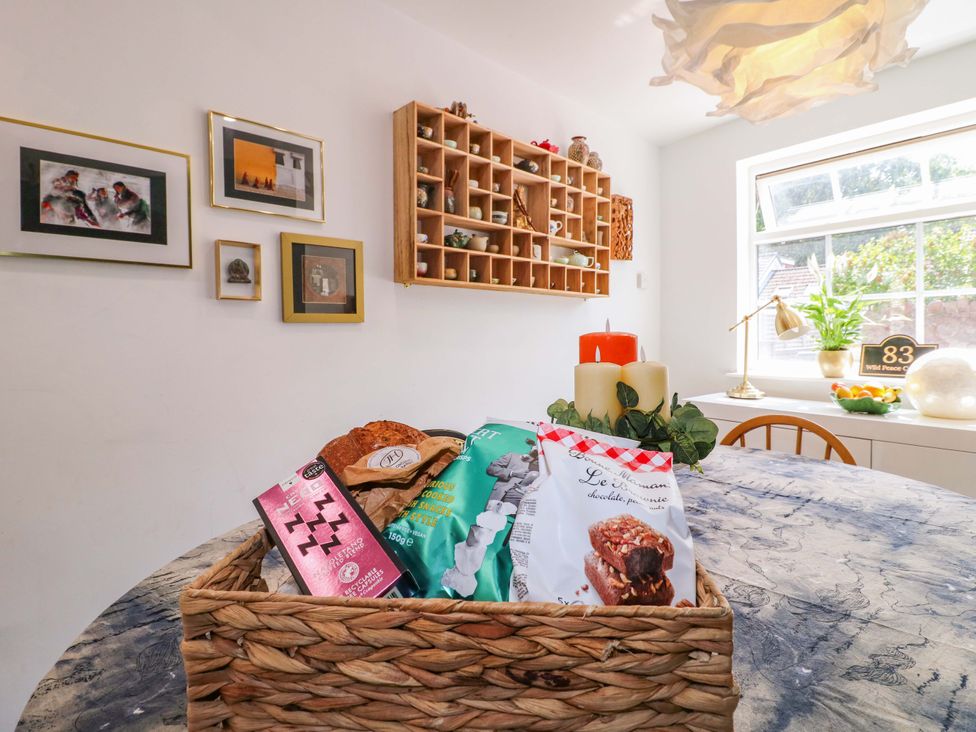 A dining room with a table and a basket of snacks at 83 Meeting Street Quorn