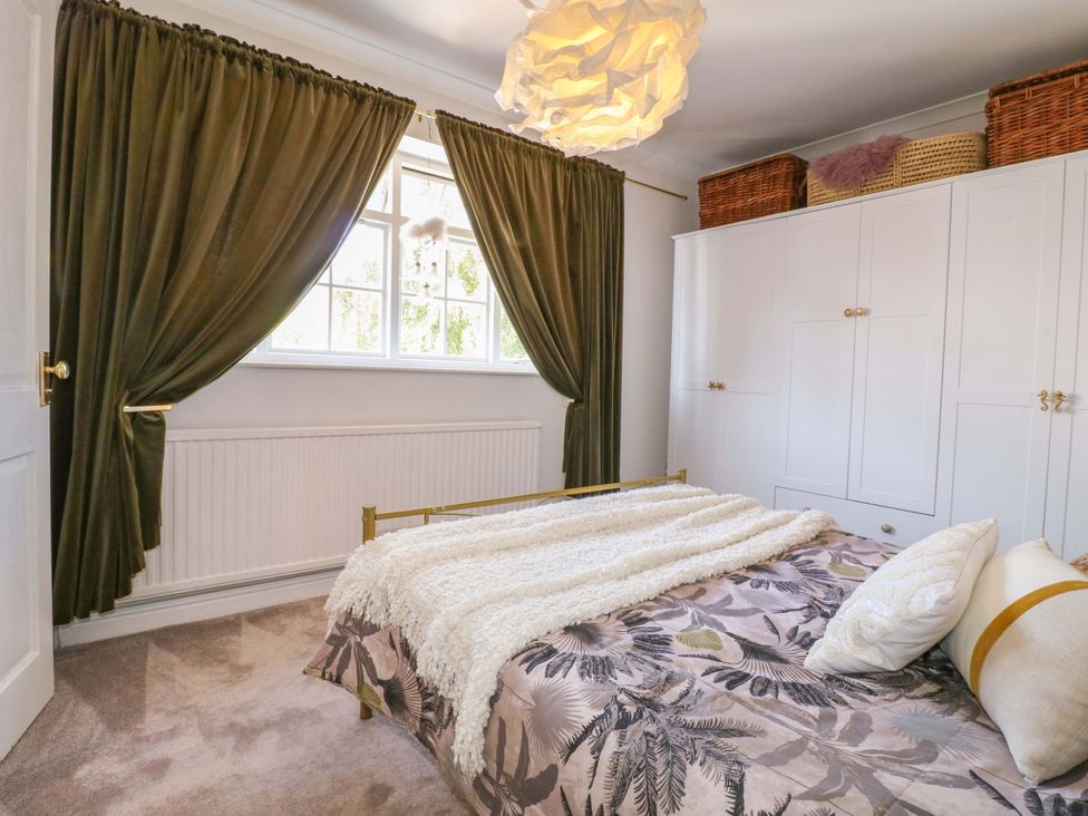 A bedroom with a bed and wardrobe at 83 Meeting Street Quorn