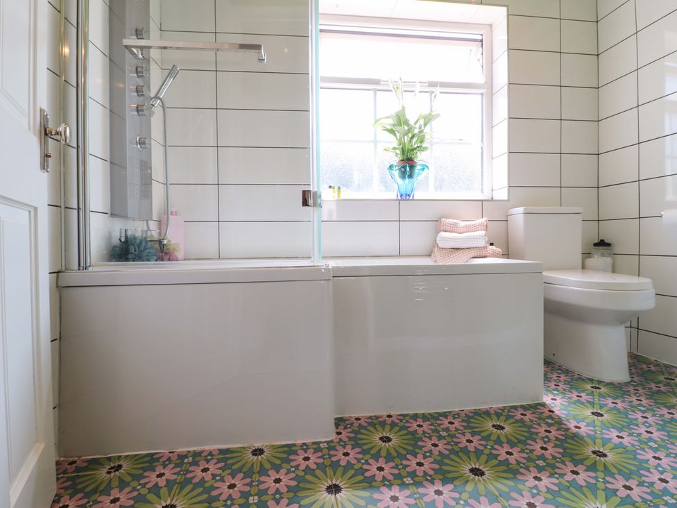 A bathroom with a bathtub and toilet at 83 Meeting Street in Quorn