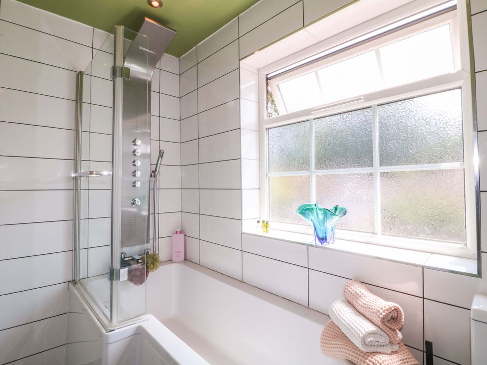 A bathroom with a bathtub and shower at 83 Meeting Street in Quorn