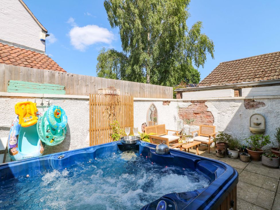 A garden with a hot tub and seating area at 83 Meeting Street in Quorn