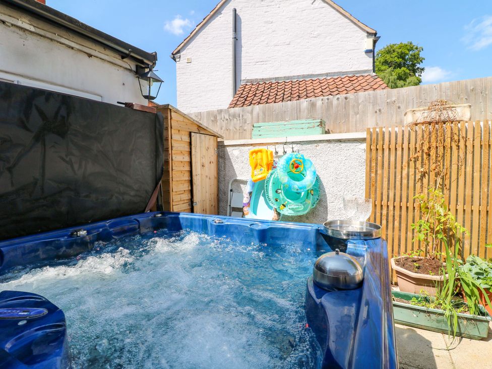 A hot tub in a garden area at 83 Meeting Street Quorn